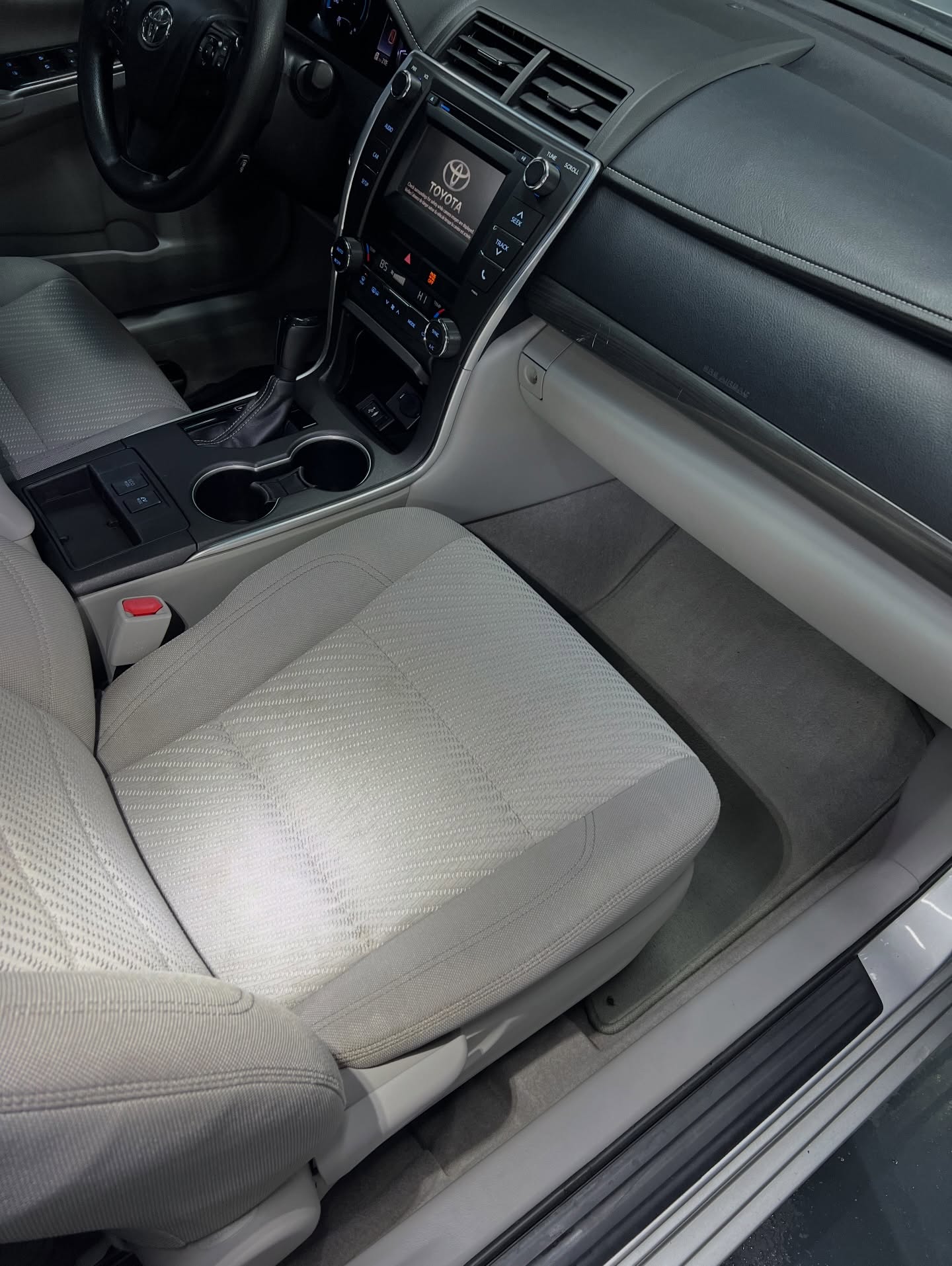 Салон Toyota Camry після хімчистки у Car Division
